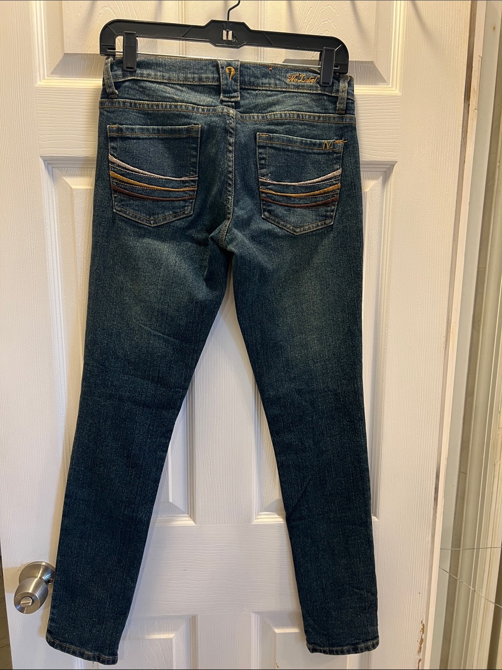 Straight Leg Women’s Jeans in Dark Blue with Multitone Pocket Stitching